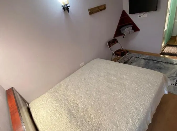 Lakeview Apartment *