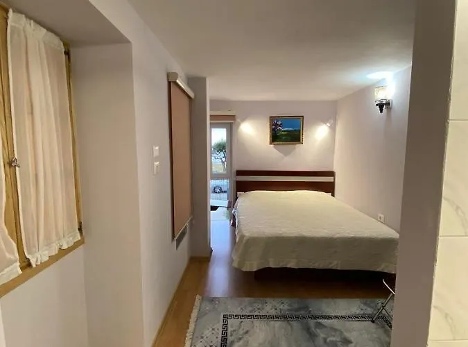 Lakeview Apartment *