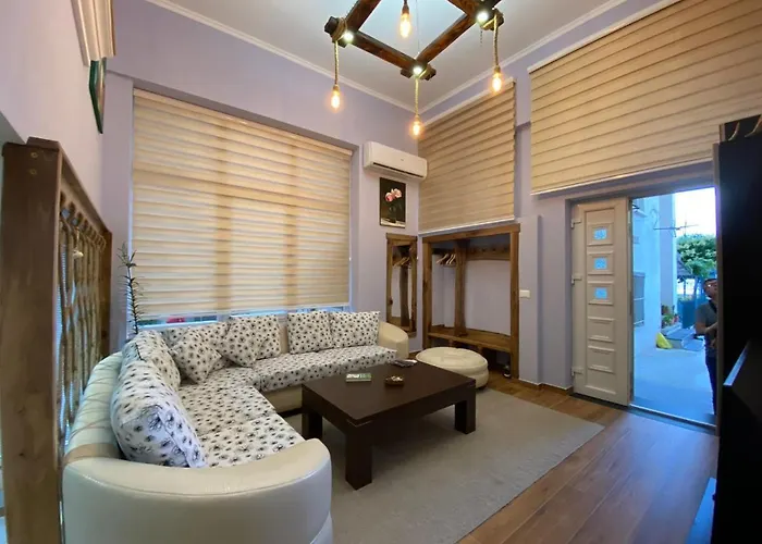 Lakeview Apartment *