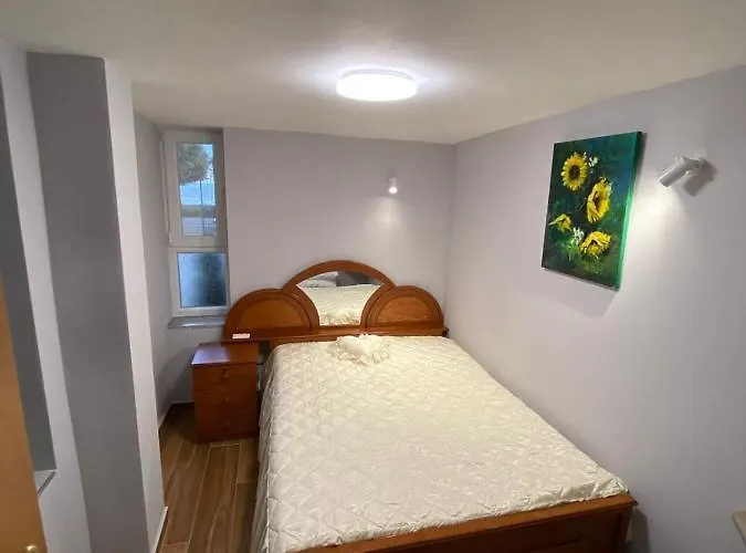 Lakeview Apartment *